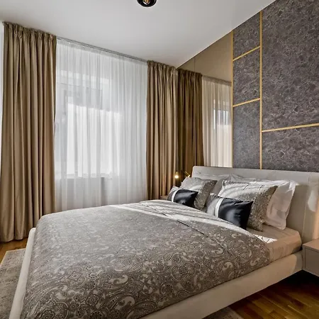 Luxury Apartment *