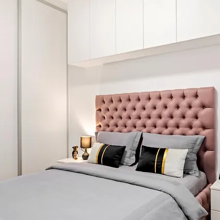 Luxury Apartment *