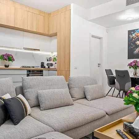 Luxury Apartment *